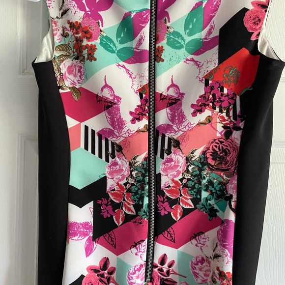 Bisou Bisou Flattering bodycon dress - Picture 4 of 4